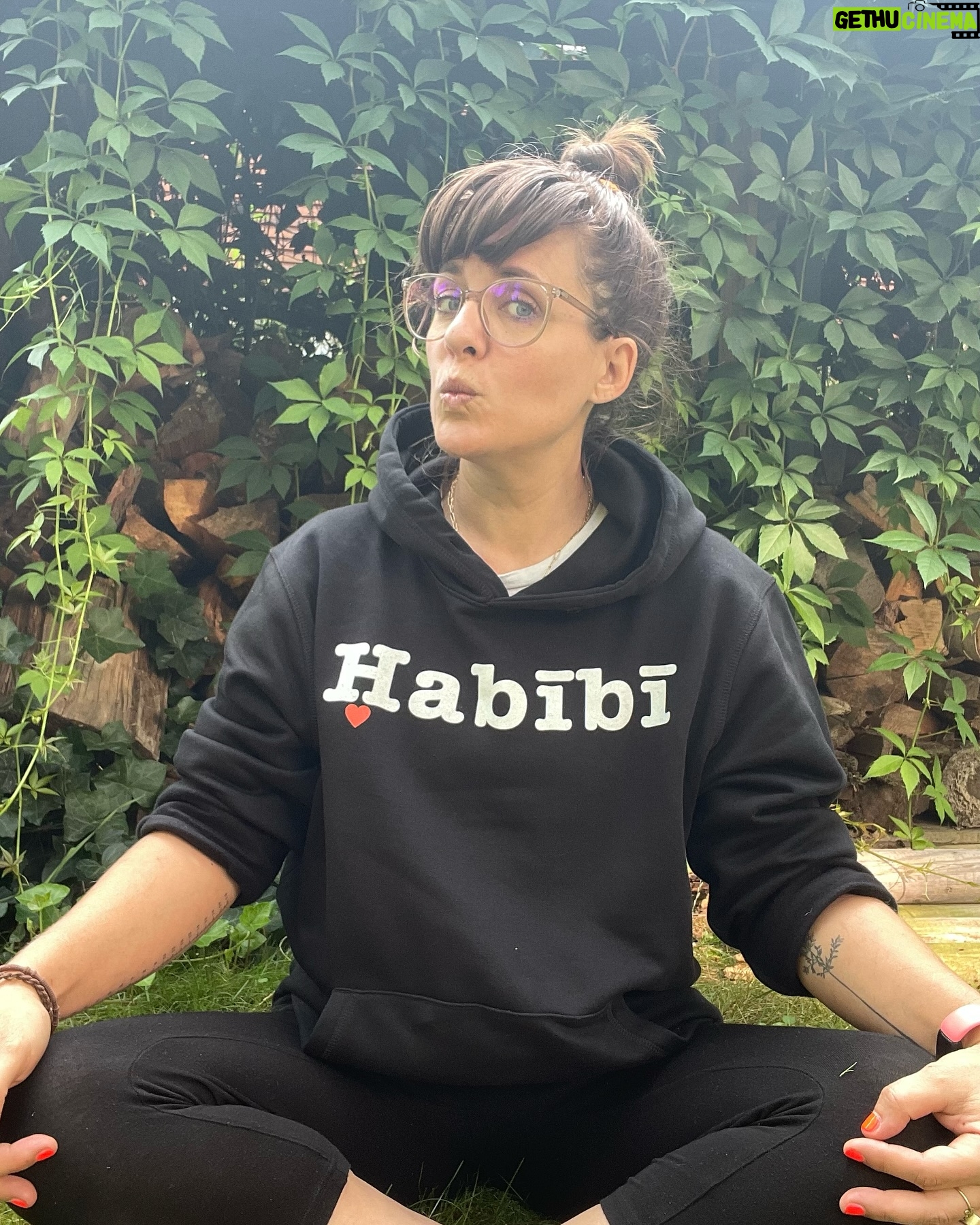 Sarah Kuttner - 1.4K Likes - 5 Faces of Habibi. ❤️❤️❤️❤️❤️ Wer ist euer Habibi und warum? Shoot!
-
(Pulli by @oakling_softwear)