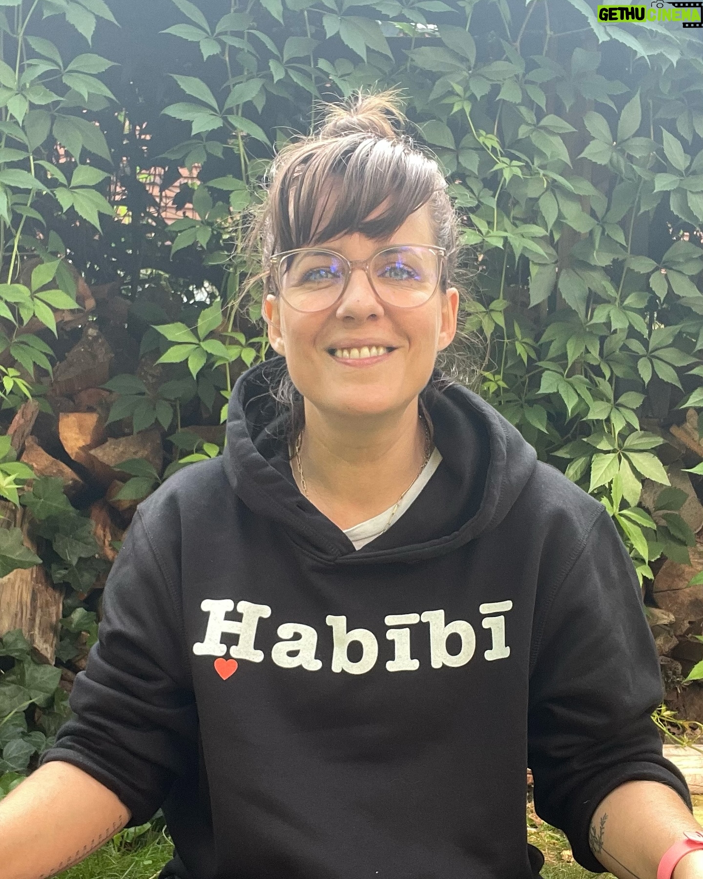 Sarah Kuttner - 1.4K Likes - 5 Faces of Habibi. ❤️❤️❤️❤️❤️ Wer ist euer Habibi und warum? Shoot!
-
(Pulli by @oakling_softwear)