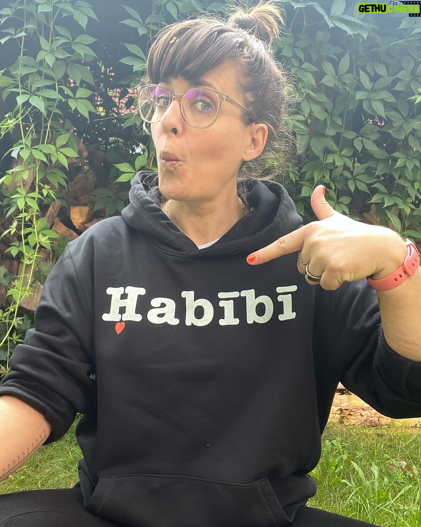 Sarah Kuttner - 1.4K Likes - 5 Faces of Habibi. ❤️❤️❤️❤️❤️ Wer ist euer Habibi und warum? Shoot!
-
(Pulli by @oakling_softwear)