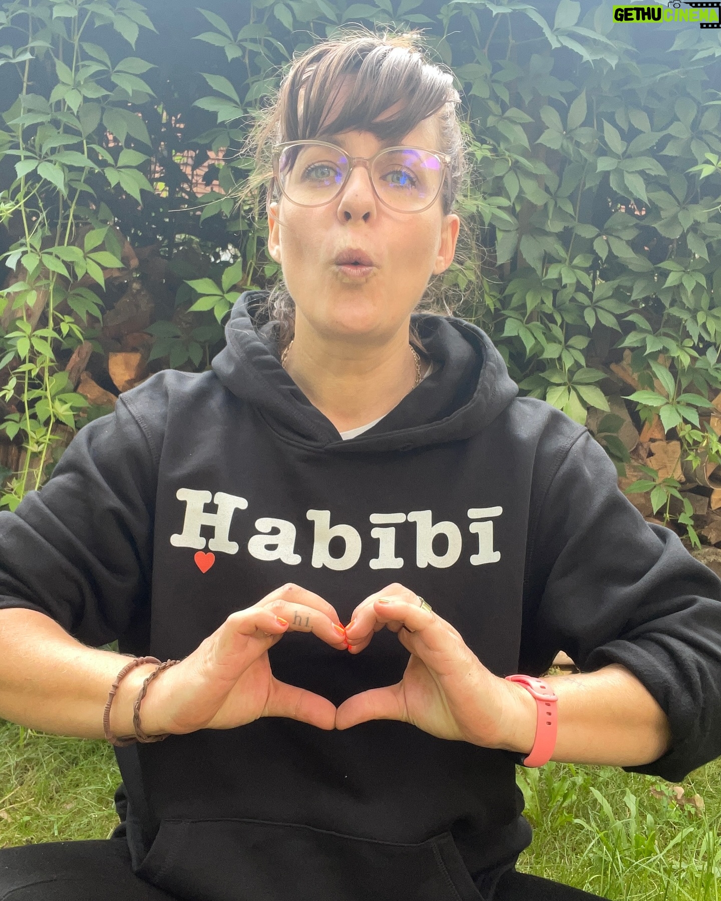 Sarah Kuttner - 1.4K Likes - 5 Faces of Habibi. ❤️❤️❤️❤️❤️ Wer ist euer Habibi und warum? Shoot!
-
(Pulli by @oakling_softwear)