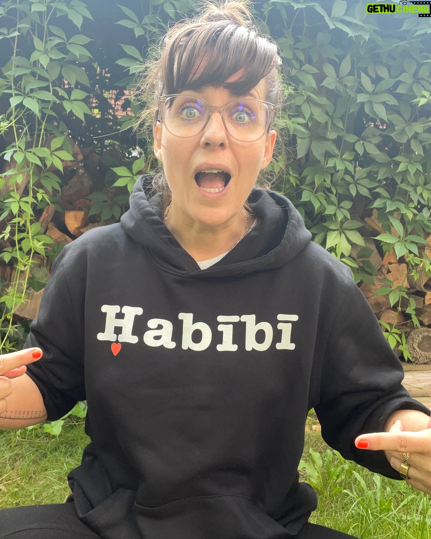 Sarah Kuttner - 1.4K Likes - 5 Faces of Habibi. ❤️❤️❤️❤️❤️ Wer ist euer Habibi und warum? Shoot!
-
(Pulli by @oakling_softwear)