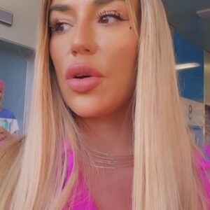 Sarah Machet Instagram - 🕊 Elle a choisi de partir 🕊

Elle en avait assez, elle ne voulait plus de cette vie-là, pas comme ça.

Elle a pu choisir son départ, sa date, même son heure et notre vie est devenu un sablier géant, une course contre la montre, un compte à rebours insupportable.

Pour elle et pour ses proches.

Les mois, les semaines, les jours puis les heures.

On a rejeté son choix pendant tant de mois, par égoisme ou par amour.

J'ai souffert pendant mes mois et des semaines dans le silence, à l'ombre de ce que je vous partageais, à l'ombre de vos regards.

Et puis je n'ai plus eu d'autres choix que d'accepter.

Accepter qu'elle ne serait plus à nos côtés et que je ne pourrai plus la serrer dans mes bras.

Voici l'envers du suicide assisté pour les proches qui le vivent.

La souffrance, la détresse et l'incompréhension.

En France, ce sujet est tabou mais en Suisse il est totalement accepté, le choix de partir sans souffrir "avec dignité".

Je ne pouvais pas vous partager l'état de mon coeur ces derniers mois, les vidéos parlent d'elle-même.

À chaque personne qui vivent la même chose je vous adresse tout mon courage et toute ma sympathie.

Lundi elle est partie et elle s'est envolée 🕊

Elle continuera à vivre dans nos coeurs et pour toujours.

Aujourd'hui je relève la tête et je choisis d'avancer pour ma famille, pour mes enfants et pour moi.

Je l'ai accompagnée jusque dans son dernier souffle et ça, ce n'est pas donné à tous 🙏✨️

Merci pour vos pensées, vos prières et vos mots.

Je vous aime 🤍

Svp pas de débats sur le sujet de l'aide à mourir sous ce post, nous pourrons en parler en d'autres circonstances.