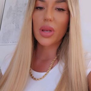 Sarah Machet Instagram - 🕊 Elle a choisi de partir 🕊

Elle en avait assez, elle ne voulait plus de cette vie-là, pas comme ça.

Elle a pu choisir son départ, sa date, même son heure et notre vie est devenu un sablier géant, une course contre la montre, un compte à rebours insupportable.

Pour elle et pour ses proches.

Les mois, les semaines, les jours puis les heures.

On a rejeté son choix pendant tant de mois, par égoisme ou par amour.

J'ai souffert pendant mes mois et des semaines dans le silence, à l'ombre de ce que je vous partageais, à l'ombre de vos regards.

Et puis je n'ai plus eu d'autres choix que d'accepter.

Accepter qu'elle ne serait plus à nos côtés et que je ne pourrai plus la serrer dans mes bras.

Voici l'envers du suicide assisté pour les proches qui le vivent.

La souffrance, la détresse et l'incompréhension.

En France, ce sujet est tabou mais en Suisse il est totalement accepté, le choix de partir sans souffrir "avec dignité".

Je ne pouvais pas vous partager l'état de mon coeur ces derniers mois, les vidéos parlent d'elle-même.

À chaque personne qui vivent la même chose je vous adresse tout mon courage et toute ma sympathie.

Lundi elle est partie et elle s'est envolée 🕊

Elle continuera à vivre dans nos coeurs et pour toujours.

Aujourd'hui je relève la tête et je choisis d'avancer pour ma famille, pour mes enfants et pour moi.

Je l'ai accompagnée jusque dans son dernier souffle et ça, ce n'est pas donné à tous 🙏✨️

Merci pour vos pensées, vos prières et vos mots.

Je vous aime 🤍

Svp pas de débats sur le sujet de l'aide à mourir sous ce post, nous pourrons en parler en d'autres circonstances.