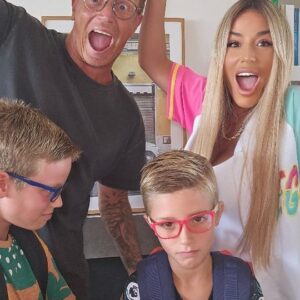 Sarah Machet Instagram - Quelle belle journée ✨️

PS: aucun enfant n'a été maltraité pendant le tournage de cette vidéo.

#happy #backtoschool #parents #love #kids