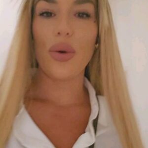 Sarah Machet Instagram - 🕊 Elle a choisi de partir 🕊

Elle en avait assez, elle ne voulait plus de cette vie-là, pas comme ça.

Elle a pu choisir son départ, sa date, même son heure et notre vie est devenu un sablier géant, une course contre la montre, un compte à rebours insupportable.

Pour elle et pour ses proches.

Les mois, les semaines, les jours puis les heures.

On a rejeté son choix pendant tant de mois, par égoisme ou par amour.

J'ai souffert pendant mes mois et des semaines dans le silence, à l'ombre de ce que je vous partageais, à l'ombre de vos regards.

Et puis je n'ai plus eu d'autres choix que d'accepter.

Accepter qu'elle ne serait plus à nos côtés et que je ne pourrai plus la serrer dans mes bras.

Voici l'envers du suicide assisté pour les proches qui le vivent.

La souffrance, la détresse et l'incompréhension.

En France, ce sujet est tabou mais en Suisse il est totalement accepté, le choix de partir sans souffrir "avec dignité".

Je ne pouvais pas vous partager l'état de mon coeur ces derniers mois, les vidéos parlent d'elle-même.

À chaque personne qui vivent la même chose je vous adresse tout mon courage et toute ma sympathie.

Lundi elle est partie et elle s'est envolée 🕊

Elle continuera à vivre dans nos coeurs et pour toujours.

Aujourd'hui je relève la tête et je choisis d'avancer pour ma famille, pour mes enfants et pour moi.

Je l'ai accompagnée jusque dans son dernier souffle et ça, ce n'est pas donné à tous 🙏✨️

Merci pour vos pensées, vos prières et vos mots.

Je vous aime 🤍

Svp pas de débats sur le sujet de l'aide à mourir sous ce post, nous pourrons en parler en d'autres circonstances.
