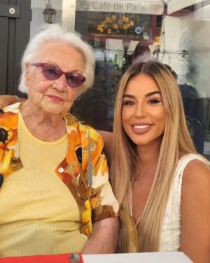 Sarah Machet Instagram - 🕊 Elle a choisi de partir 🕊

Elle en avait assez, elle ne voulait plus de cette vie-là, pas comme ça.

Elle a pu choisir son départ, sa date, même son heure et notre vie est devenu un sablier géant, une course contre la montre, un compte à rebours insupportable.

Pour elle et pour ses proches.

Les mois, les semaines, les jours puis les heures.

On a rejeté son choix pendant tant de mois, par égoisme ou par amour.

J'ai souffert pendant mes mois et des semaines dans le silence, à l'ombre de ce que je vous partageais, à l'ombre de vos regards.

Et puis je n'ai plus eu d'autres choix que d'accepter.

Accepter qu'elle ne serait plus à nos côtés et que je ne pourrai plus la serrer dans mes bras.

Voici l'envers du suicide assisté pour les proches qui le vivent.

La souffrance, la détresse et l'incompréhension.

En France, ce sujet est tabou mais en Suisse il est totalement accepté, le choix de partir sans souffrir "avec dignité".

Je ne pouvais pas vous partager l'état de mon coeur ces derniers mois, les vidéos parlent d'elle-même.

À chaque personne qui vivent la même chose je vous adresse tout mon courage et toute ma sympathie.

Lundi elle est partie et elle s'est envolée 🕊

Elle continuera à vivre dans nos coeurs et pour toujours.

Aujourd'hui je relève la tête et je choisis d'avancer pour ma famille, pour mes enfants et pour moi.

Je l'ai accompagnée jusque dans son dernier souffle et ça, ce n'est pas donné à tous 🙏✨️

Merci pour vos pensées, vos prières et vos mots.

Je vous aime 🤍

Svp pas de débats sur le sujet de l'aide à mourir sous ce post, nous pourrons en parler en d'autres circonstances.