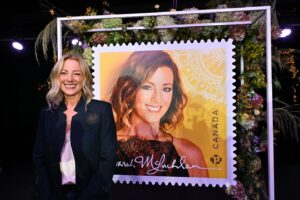 Sarah McLachlan Instagram - As a proud Canadian it’s an incredible honour to be the recipient of a Canada Post commemorative stamp. It was even more special to have the stamp unveiling at the @sarahschoolofmusic, and include performances by some of our very talented students Bridget, Prince, and Laica.

Stamps are available now at your local Canada Post office or through their online store - where in the world will you send me? 😅❤️ XoS

📸 @canadapostagram / Jennifer Gauthier