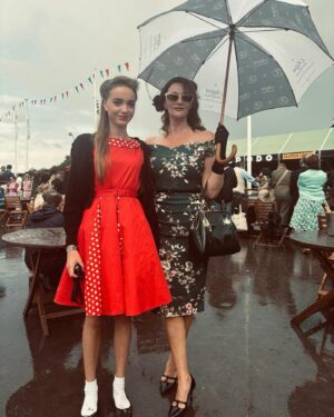 Sarah Parish Instagram - Goodwood Revival with @thejimmurray @nelly_murray2109 @regentcruises ❤️❤️