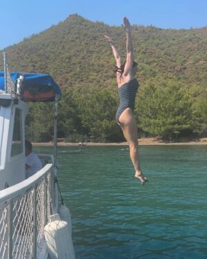Sarah Parish Instagram - We weren’t going away this holiday but the great British summer has beaten me!
#Turkey @moonlight.4848 @thejimmurray @nelly_murray2109 #escapetheuk #escapetheukweather