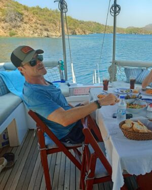 Sarah Parish Instagram - We weren’t going away this holiday but the great British summer has beaten me!
#Turkey @moonlight.4848 @thejimmurray @nelly_murray2109 #escapetheuk #escapetheukweather