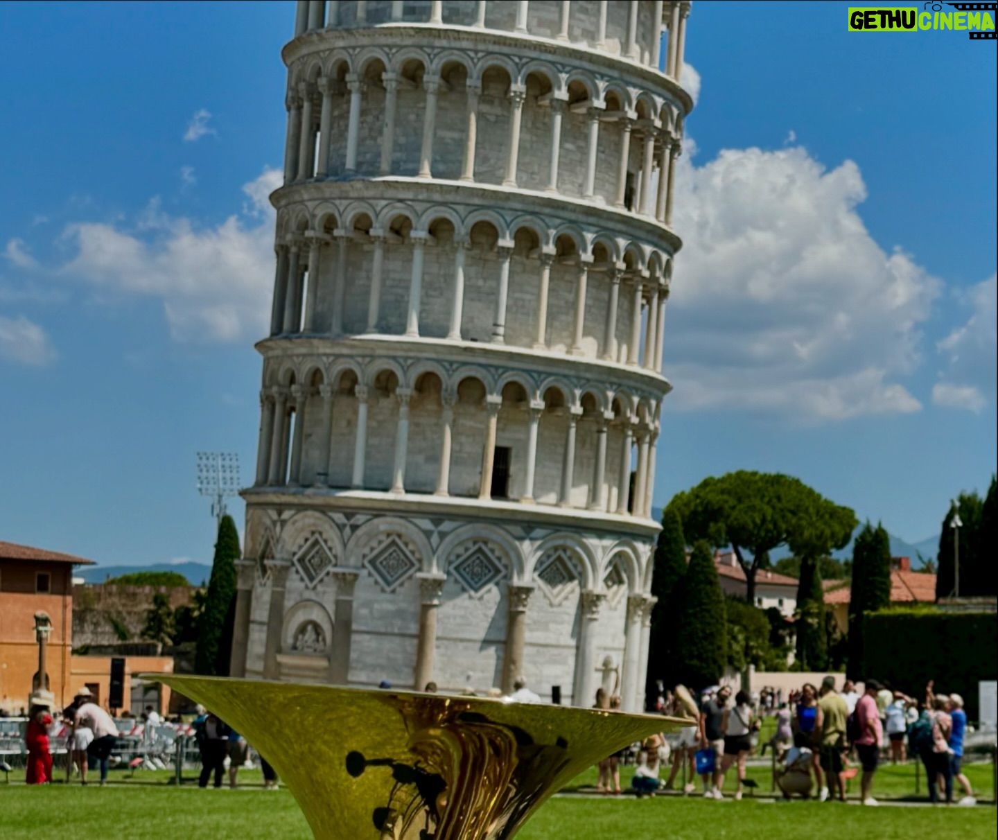 Sarah Willis - 5K Likes - Pisa Horn! 🇮🇹 #SarahbandaOnTour #BellsUpPisa #tremendocalor 🥵🔥📷 @haroldtrumpet 🙏