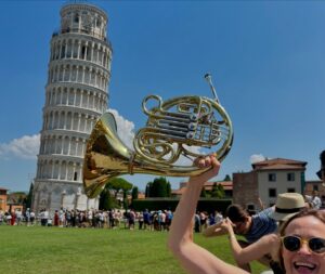 Sarah Willis Instagram - Pisa Horn! 🇮🇹 #SarahbandaOnTour #BellsUpPisa  #tremendocalor 🥵🔥📷 @haroldtrumpet 🙏