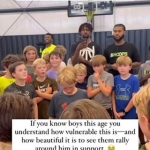 Sarah Wilson Instagram - The arms over the chest, lifting the t-shirt at the sentimental bits. So much discomfort… and then release. Oh boys. Oh humans. ❤️‍🩹 @teddyswims