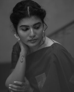 Saranya Pradeep Instagram - A touch of class 🖤🤍
#blackandwhite 

Photography : @infocusphotography_madhu 
Makeup&Hair : @makeup_artistry_by_jeevani 
.
.
.
.
.
.
#elegance #blackwhitephotography #oldies #look 
#stylish #sareelove #traditional #comfort #dressing 
#picoftheday #instagood #newpost #postoftheday 
#potrait #wednesday #mood #🖤 #🤍
