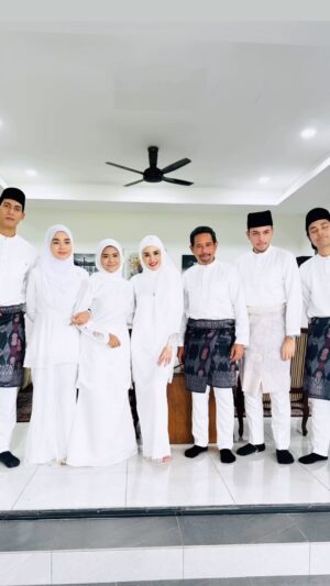 Sarimah Ibrahim Instagram - "Ternyata Sebuah Bahagia..."
Another role i have been exploring for 40 episodes across 3 months...🎬💃🏻🤲🏻 #Comingsoon #September #astroRIA @astromalaysia @suhanmovies @astroriahd 

And...in TSB...Just like in real life.. not all endings are happy ones...🥹🤯😭❤️

Datin Jeanice and family go through incredible sadness, happiness...& grief like all families. Apakah erti kebahagian yg sebenar ..? 😧

Semuanya ...coming soon..harap penonton akan TerHibur 🤲🏻

My experience on this set has been sooo colourful..i have so many stories to tell on and off screen...soon.😉🥰 
Of course.. some stories are kept only for me and a select few..#iykyk 😉

The crew and amazing cast worked SO Hard to shoot this. Kudos!!🫡 

Secara jujurnya...This has been a great 'reintroduction' for me to exercise my skills and observe closely what is happening to our creative industry and those who are new to it and those more experienced....🎬

I will certainly take these observations and lessons with me on to the film sets  soon in Oct and Nov.. Alhamdulillah...🤲🏻👌🏻 for now... Sis Rehat and manjakan @tunkusofianajihah dan daddynya...🥰😜 

Our beautiful Theme song is by @lizahanim79 💃🏻👌🏻❤️

#tsb #ternyatasebuahbahagia @azahaziz13 @zamarulhisham93 #slottiara #astroria #suhanmovies @naia.bos