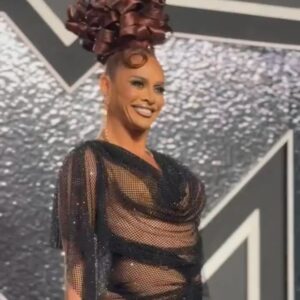 Sasha Colby Instagram - your favorite drag queens favorite @vmas !! @mtv 

such a joy to introduce my daughter for her first of many VMAs performances to come✨ @chappellroan 
I am so proud of you
you are truly an unstoppable force of nature!

wearing @csiriano 
mug @mugopus 
hair @shontellesparkles