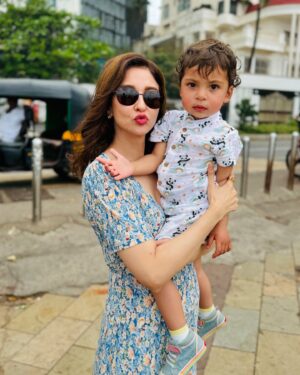 Saumya Tandon Instagram - Morning in bandstand. 
And I had a lovely breakfast by the sea and look who I meet, the beautiful family , old friend @vipulroy and the loveliest angel baby Iris and lovely mamma Melis. 
Totally an early morning person, what are you ? 
Mornings ? Or night ?

#saumyatandon #morningbythesea #breakfast