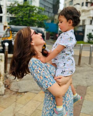 Saumya Tandon Instagram - Morning in bandstand. 
And I had a lovely breakfast by the sea and look who I meet, the beautiful family , old friend @vipulroy and the loveliest angel baby Iris and lovely mamma Melis. 
Totally an early morning person, what are you ? 
Mornings ? Or night ?

#saumyatandon #morningbythesea #breakfast