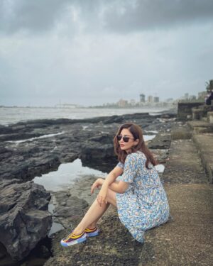 Saumya Tandon Instagram - Morning in bandstand. 
And I had a lovely breakfast by the sea and look who I meet, the beautiful family , old friend @vipulroy and the loveliest angel baby Iris and lovely mamma Melis. 
Totally an early morning person, what are you ? 
Mornings ? Or night ?

#saumyatandon #morningbythesea #breakfast