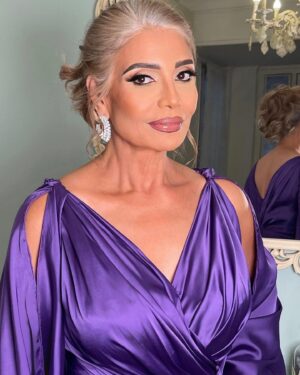 Sawsan Badr Instagram - شكرا ديرجست جائزة احسن ممثلة عن مسلسل حدوتة منسية ❤️❤️ شعر اسلام زكى / مكياج علاء التونسي/ فستان احمد عبدالله @ahmedabdullah_official @alaaeltonsy @islamzakisalon