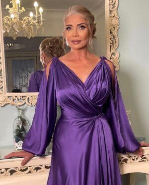 Sawsan Badr Instagram - شكرا ديرجست جائزة احسن ممثلة عن مسلسل حدوتة منسية ❤️❤️ شعر اسلام زكى / مكياج علاء التونسي/ فستان احمد عبدالله @ahmedabdullah_official @alaaeltonsy @islamzakisalon