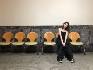 Saya Ichikawa Instagram - 大阪の渋いビル
椅子と壁が好み