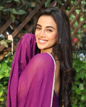 Sayali Salunkhe Instagram - ज़रूरी था तस्वीर लेना भी क्योंकि आईना कभी बीता हुआ वक़्त नहीं बताता✨