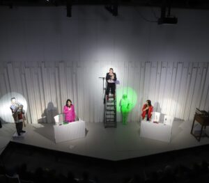Sebastián De Caro Instagram - Ayer PARLAMENTO me quemo la cabeza! @piel_de_lava y una construcción de mundo única. La máquina teatral de @pilargamboaa @elisacarricajo @sonochachi @valeritacorrea Zyp Zypce funciona a la perfección. Un despliegue físico, plástico y discursivo. 
Ciencia ficción, política, Foster Wallace, Philip k Dick y Coca-Coca.
Después de PETRÓLEO vuelven al obsesionario clásico pop. 
Como Abbey Road, una vuelta pero con todo. 
Vayan!!!