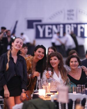 Şebnem Bozoklu Instagram - Şakır şakır yağan yağmura inat nasıl güldük, nasıl performanslar dinledik…veee  hemen sarıldık birbirimize. Bir şahane #yenibirfest daha. @hepyenikal_tr  #hepyenikal #davet 💙