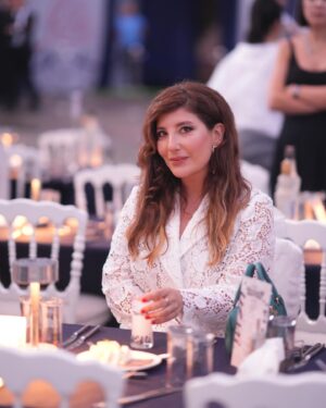 Şebnem Bozoklu Instagram - Şakır şakır yağan yağmura inat nasıl güldük, nasıl performanslar dinledik…veee  hemen sarıldık birbirimize. Bir şahane #yenibirfest daha. @hepyenikal_tr  #hepyenikal #davet 💙