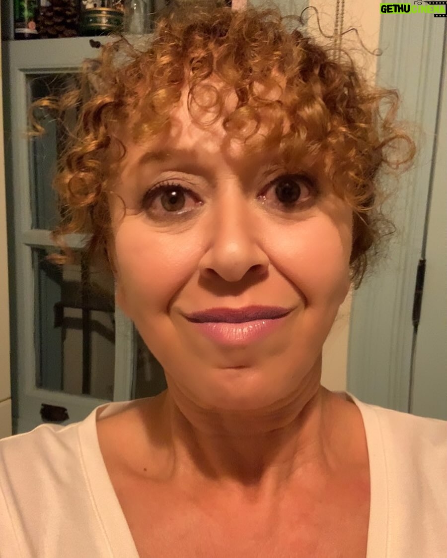 Şebnem Sönmez - 0.9K Likes - Bu geceye not bırakmak istiyorum.
Gece bana kulak verir mi?
Verir :)
Mutluyum ben, teşekkür ederim.
Kalbimin sesini dinleyebilen olmakla mümkün olana gülümseyebilmekten ötürü.
Güzeller güzeli @efsunpiril bana hatırlattı:
Kendimizi kutlamak masumiyet karinesiymiş.
Efsun kız, var ol sen 🙏
Tamam o zaman!
Kendimi kutluyorum güzel gece.
Sevebilenim.
Sevilebilen.
Bu geceye notum budur.
Bu kutlu gece bana not bırakmak isterse tam şu andan itibaren dinlemedeyim.
İlk duyduğum:
"Ah sevgili/Ne amansız hattatsın/Dumanından tütüyor son yaktığın dövme"
..........................
"Yaratmayan insan yok etmek ister." Erich From
🤍