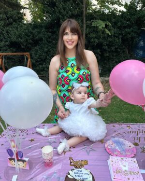 Seda Tosun Instagram - Canım kızım Lidya 1 yaşında! İyi ki doğdun pamuk prensesim. Seni çok seviyorum meleğim. Allah uzun ömürler versin, nazardan,kazadan,beladan saklasın seni amin 🧿🩷🎂👶🍼👼