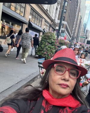 Shabana Azmi Instagram - The hat bought on the street kerb is so loose all I can do with it is to doff it 😁#fun in New York