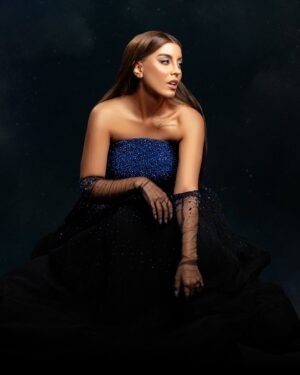 Shahad Salmman Instagram - 🫗💙🪄🌌

Dress @rahel.fashion 
Makeup @sarah_for_make_up 
Agency @pomelo.agency 
Photographer @kurdaaa__