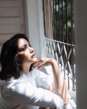 Shahana Goswami Instagram - "Before I built a wall I'd ask to know,
What I was walling in or walling out." ~ Robert Frost

Are we walling ourselves in or walling ourselves out.. 

Hmu and concept - @mansimao
Photographer and decider of shots :) - @portraitsbybalvindersingh
