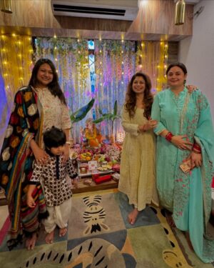 Shalini Kapoor Instagram - 🙏 Ganpati Bappa Morya 
Mangal murti moryaaaa 
.
.
.
#familytime #ganeshchaturthi #puja #celebration
