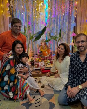 Shalini Kapoor Instagram - 🙏 Ganpati Bappa Morya 
Mangal murti moryaaaa 
.
.
.
#familytime #ganeshchaturthi #puja #celebration