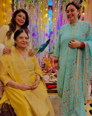Shalini Kapoor Instagram - 🙏 Ganpati Bappa Morya 
Mangal murti moryaaaa 
.
.
.
#familytime #ganeshchaturthi #puja #celebration