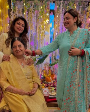 Shalini Kapoor Instagram - 🙏 Ganpati Bappa Morya 
Mangal murti moryaaaa 
.
.
.
#familytime #ganeshchaturthi #puja #celebration