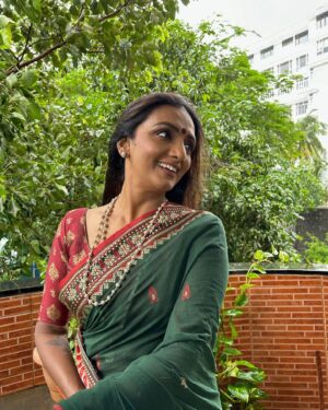 Shanti Priya Instagram - **”When a person is devoted to something, they find joy in it.” – Bhagavad Gita**

Happy Janmashtami 🪈

📸:- @khushithapa.20 

{shanthipriya,shanthi Priya dancer,actor,Janmashtami,Krishna,Radha,universal}
