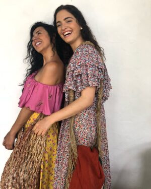 Shany Nadan Instagram - Mientras limpiaba mi celular, estas imágenes encontraron su camino de vuelta a mí, recordándome uno de los capítulos más transformadores de mi vida 🫶

Crear a Manuelita Sáenz fue un regalo del universo que atesoraré para siempre. ✨ Gracias infinitas por acompañarme en esta travesía y por sostenerme con su cariño a lo largo del tiempo ♥️

Estas memorias no solo son mías, sino de todos ustedes. En honor a este #ThrowbackThursday, les comparto un pedazo del alma de este proyecto, que también es suyo. 🥰🇪🇨 #lalibertadoradellibertador #manuelitasaenz #bolivar