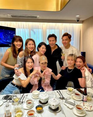 Sharon Chan Man-Chi Instagram - 十幾二十年的友誼
昨晚因為彩雲回來
大家可以一齊重聚
仲好難得有下場
一起夜蒲🥂
大家都好開心！
希望大家保持年青
多啲再聚👏❤️

#老朋友 
#識於微時
#無所不談
#笑到肚痛
#寶刀未老
