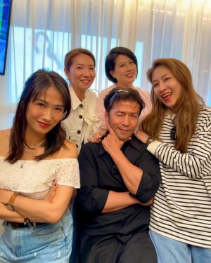 Sharon Chan Man-Chi Instagram - 十幾二十年的友誼
昨晚因為彩雲回來
大家可以一齊重聚
仲好難得有下場
一起夜蒲🥂
大家都好開心！
希望大家保持年青
多啲再聚👏❤️

#老朋友 
#識於微時
#無所不談
#笑到肚痛
#寶刀未老