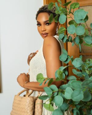 Sharon Ooja Instagram - Sooooo much to be thankful for !!! I woke up so grateful and joyful!!!! I just signed with a new brand !!! So yummy so sweet soo me !!! Guess what brand it is ?…. A little clue it’s everyones guilty pleasure 😬😬😬 it’s like me we don’t like heat🤣🤣🤣

Lil fact .. do you know I wear prescription glasses and lenses ?

Photography @bangraphy