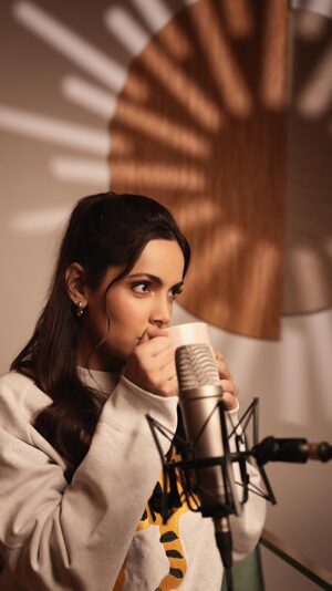 Shazahn Padamsee Instagram - Chaleya aur baarish 🎤☔️