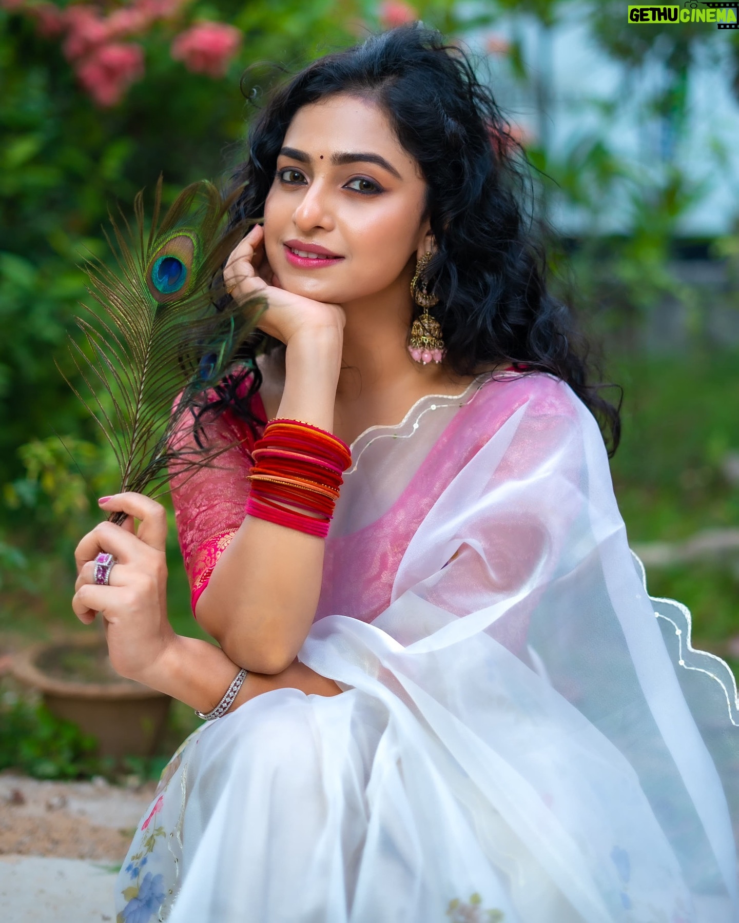 Sheetal Patra - 20.6K Likes - मेरे मन मंदिर मैं बसता,
बस कान्हा तेरा नाम!♥️🦚