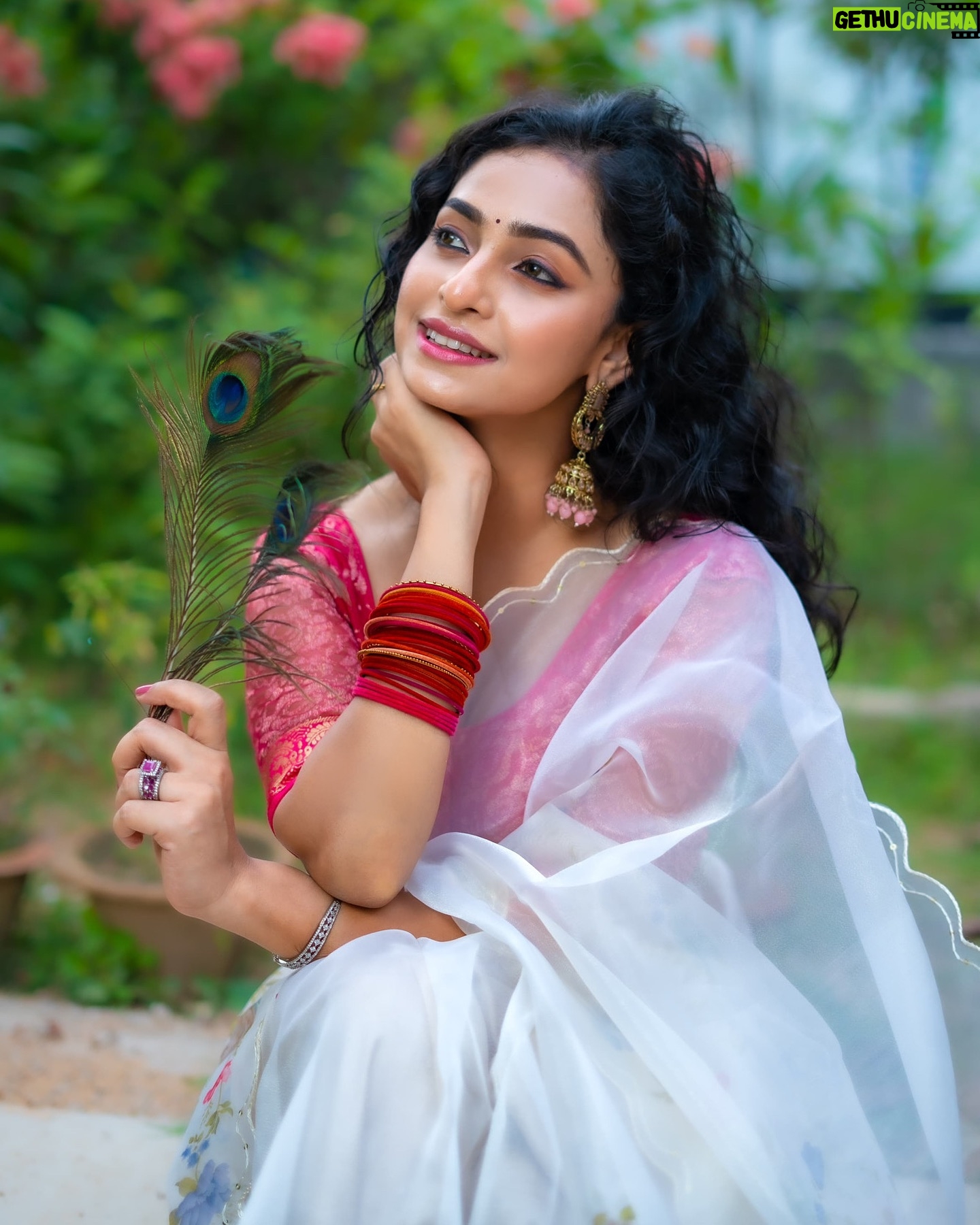 Sheetal Patra - 20.6K Likes - मेरे मन मंदिर मैं बसता,
बस कान्हा तेरा नाम!♥️🦚