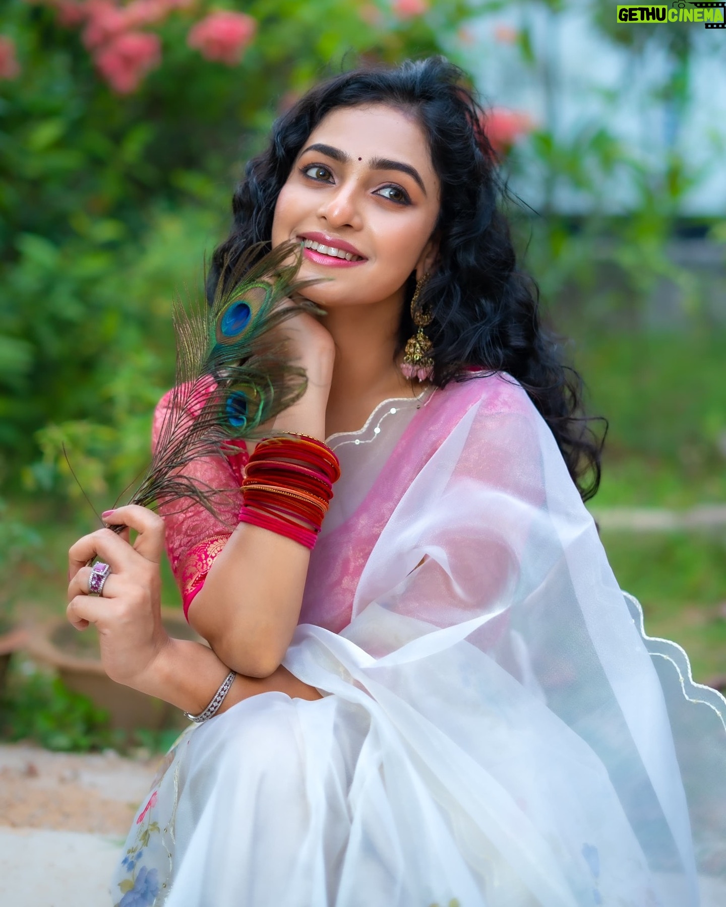 Sheetal Patra - 20.6K Likes - मेरे मन मंदिर मैं बसता,
बस कान्हा तेरा नाम!♥️🦚