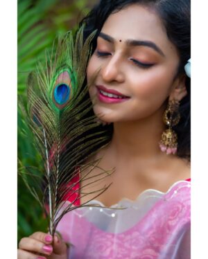Sheetal Patra Instagram - सब के कुछ ना कुछ हो तुम, 
मेरे तो सब कुछ हो तुम!♥️🦚

Happy Janamasthami 🌸
Jai Shree Krishna🙏