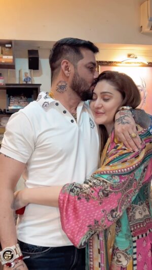 Shefali Jariwala Instagram - Mera Bhau ❤️ 
Sabko mere bhau jaisa bhai Naseeb ho !
Thank u Bigg boss …
सुंदर सा रिश्ता तुम्हारा-मेरा,
जहां रहे सिर्फ खुशियों का पहरा…❤️🧿
#brotherandsister #love #forevertogether #instagood #godbless #happyrakshabandhan #rakshabandhan